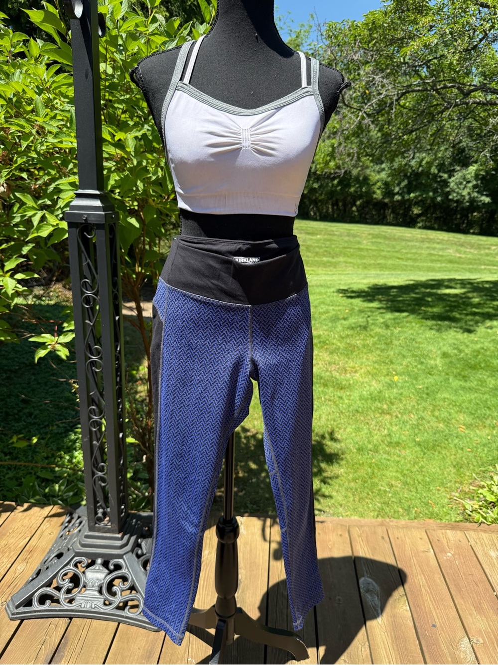 High-Waist Performance Capri Pants in Navy
Size Large pre-owned with free top